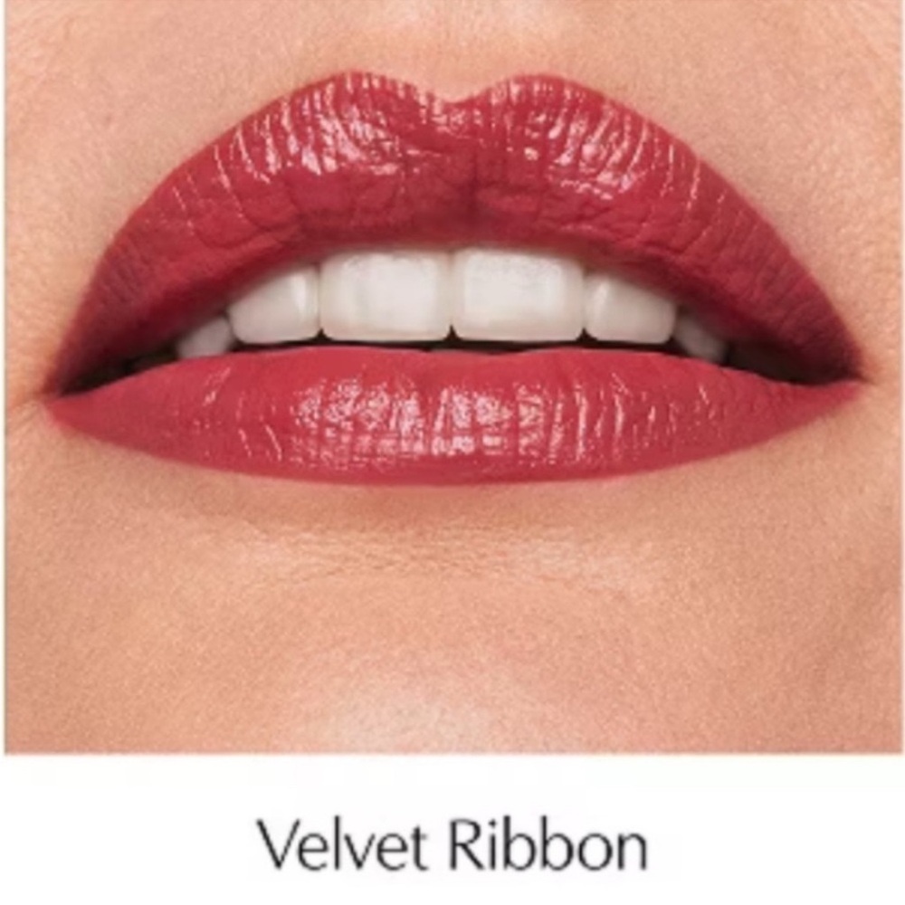 Estée Lauder Limited Edition Lipstick in the shade Velvet Ribbon.